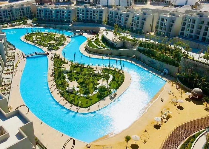 شالية فندقي للإيجار في سكاي ستي 4 الجلالة السخنة ارضي بحديقة مطل على بحيرة صناعية عذبة كبيرة اعلى منطقة في جبال الجلالة Dağ evi Ain Sukhna