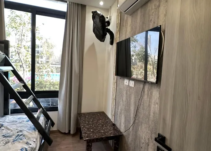 شالية فندقي للإيجار في سكاي ستي 4 الجلالة السخنة ارضي بحديقة مطل على بحيرة صناعية عذبة كبيرة اعلى منطقة في جبال الجلالة Dağ evi *