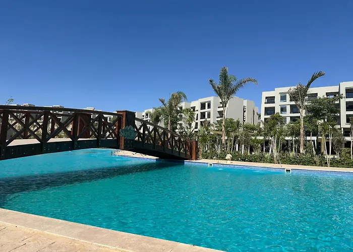Dağ evi شالية فندقي للإيجار في سكاي ستي 4 الجلالة السخنة ارضي بحديقة مطل على بحيرة صناعية عذبة كبيرة اعلى منطقة في جبال الجلالة