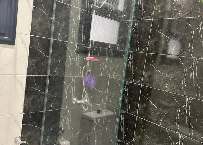 شالية فندقي للإيجار في سكاي ستي 4 الجلالة السخنة ارضي بحديقة مطل على بحيرة صناعية عذبة كبيرة اعلى منطقة في جبال الجلالة Dağ evi *