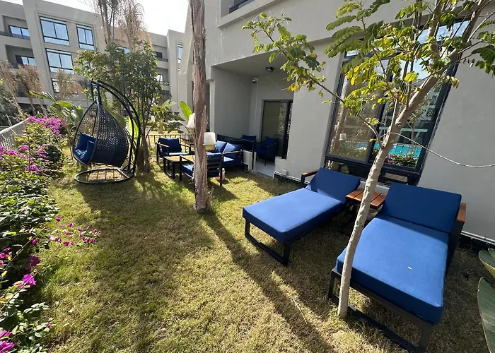 شالية فندقي للإيجار في سكاي ستي 4 الجلالة السخنة ارضي بحديقة مطل على بحيرة صناعية عذبة كبيرة اعلى منطقة في جبال الجلالة Dağ evi *