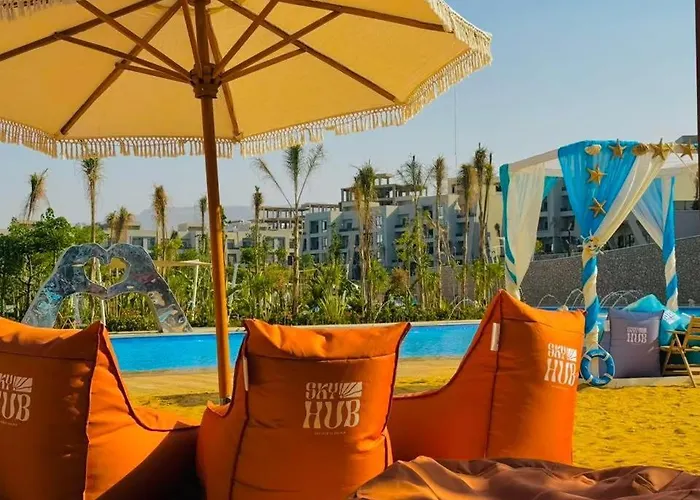 Dağ evi شالية فندقي للإيجار في سكاي ستي 4 الجلالة السخنة ارضي بحديقة مطل على بحيرة صناعية عذبة كبيرة اعلى منطقة في جبال الجلالة Ain Sukhna