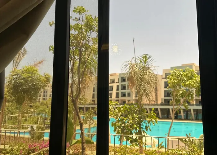 شالية فندقي للإيجار في سكاي ستي 4 الجلالة السخنة ارضي بحديقة مطل على بحيرة صناعية عذبة كبيرة اعلى منطقة في جبال الجلالة