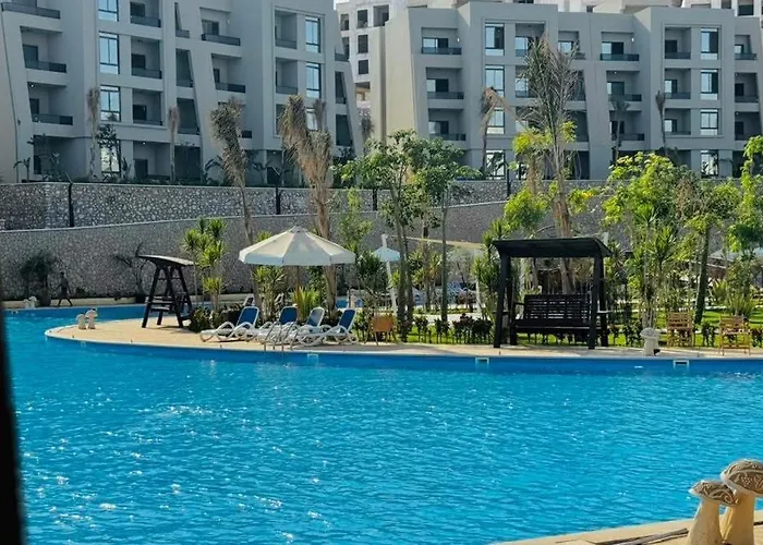 Dağ evi شالية فندقي للإيجار في سكاي ستي 4 الجلالة السخنة ارضي بحديقة مطل على بحيرة صناعية عذبة كبيرة اعلى منطقة في جبال الجلالة Ain Sukhna