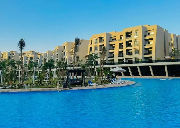 شالية فندقي للإيجار في سكاي ستي 4 الجلالة السخنة ارضي بحديقة مطل على بحيرة صناعية عذبة كبيرة اعلى منطقة في جبال الجلالة Ain Sukhna