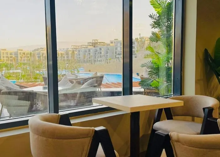 Dağ evi شالية فندقي للإيجار في سكاي ستي 4 الجلالة السخنة ارضي بحديقة مطل على بحيرة صناعية عذبة كبيرة اعلى منطقة في جبال الجلالة *