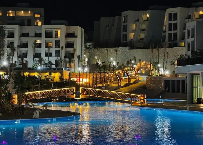 شالية فندقي للإيجار في سكاي ستي 4 الجلالة السخنة ارضي بحديقة مطل على بحيرة صناعية عذبة كبيرة اعلى منطقة في جبال الجلالة Dağ evi