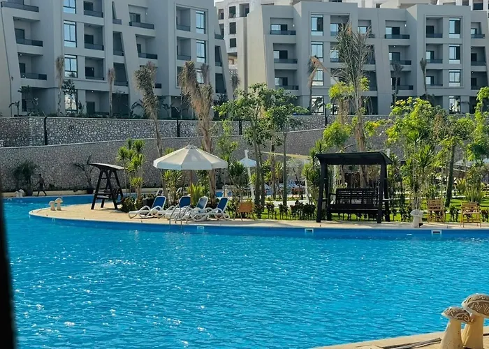 شالية فندقي للإيجار في سكاي ستي 4 الجلالة السخنة ارضي بحديقة مطل على بحيرة صناعية عذبة كبيرة اعلى منطقة في جبال الجلالة