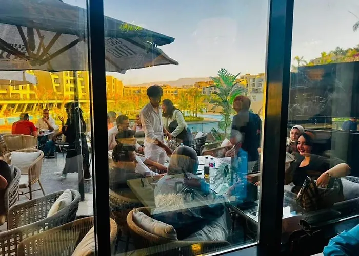 شالية فندقي للإيجار في سكاي ستي 4 الجلالة السخنة ارضي بحديقة مطل على بحيرة صناعية عذبة كبيرة اعلى منطقة في جبال الجلالة Dağ evi