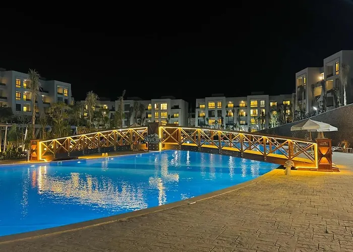Dağ evi شالية فندقي للإيجار في سكاي ستي 4 الجلالة السخنة ارضي بحديقة مطل على بحيرة صناعية عذبة كبيرة اعلى منطقة في جبال الجلالة Ain Sukhna