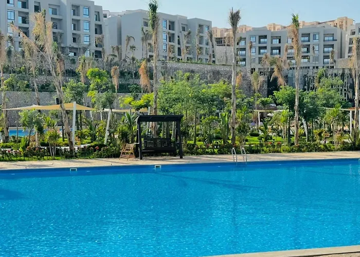 Dağ evi شالية فندقي للإيجار في سكاي ستي 4 الجلالة السخنة ارضي بحديقة مطل على بحيرة صناعية عذبة كبيرة اعلى منطقة في جبال الجلالة Ain Sukhna