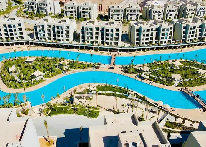 شالية فندقي للإيجار في سكاي ستي 4 الجلالة السخنة ارضي بحديقة مطل على بحيرة صناعية عذبة كبيرة اعلى منطقة في جبال الجلالة *