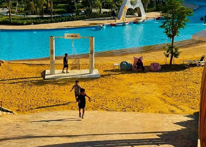 Dağ evi شالية فندقي للإيجار في سكاي ستي 4 الجلالة السخنة ارضي بحديقة مطل على بحيرة صناعية عذبة كبيرة اعلى منطقة في جبال الجلالة *