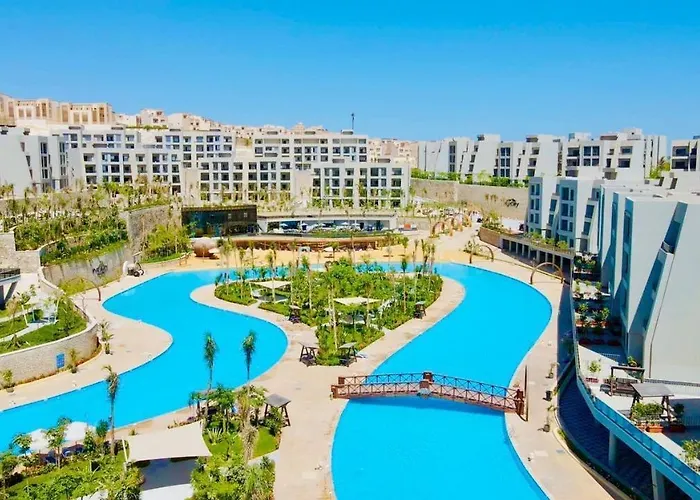 شالية فندقي للإيجار في سكاي ستي 4 الجلالة السخنة ارضي بحديقة مطل على بحيرة صناعية عذبة كبيرة اعلى منطقة في جبال الجلالة * Ain Sukhna