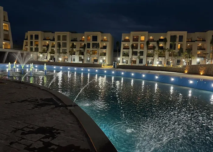 شالية فندقي للإيجار في سكاي ستي 4 الجلالة السخنة ارضي بحديقة مطل على بحيرة صناعية عذبة كبيرة اعلى منطقة في جبال الجلالة Dağ evi Ain Sukhna